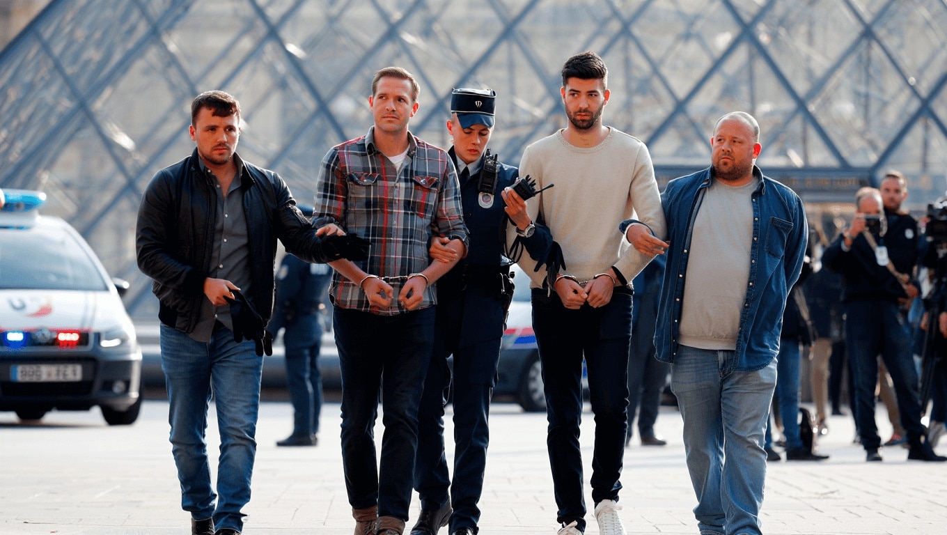 Società         
      I ladri del Louvre sono stati catturati anche perché hanno lasciato indietro un sacco di indizi, tra cui dei guanti, un casco, un gilet catarifrangente, una fiamma ossidrica e un walkie-talkie      
        Un sospettato è stato fermato all'aeroporto Charles de Gaulle mentre tentava di partire per l'Algeria, l'altro mentre si preparava a partire per il Mali.