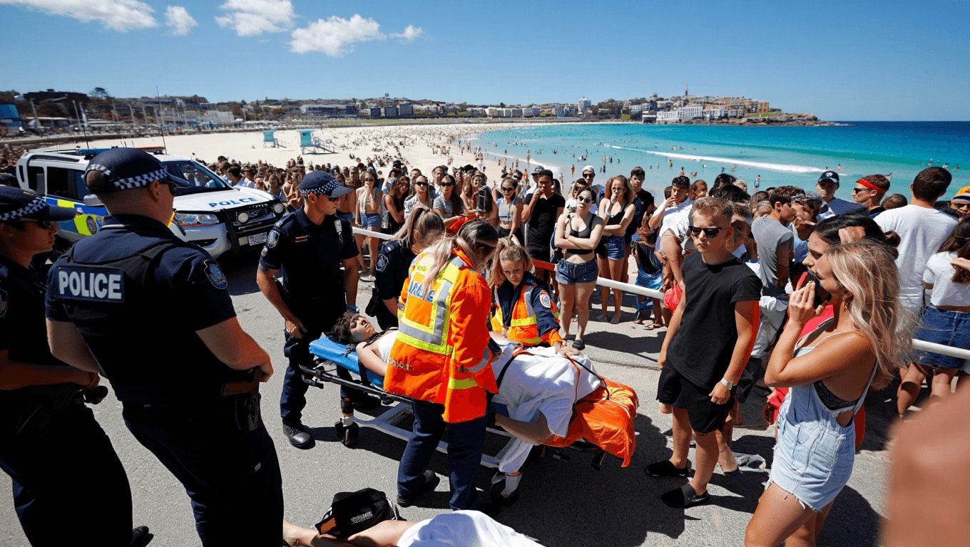 Società         
      Dopo l’attentato a Bondi Beach, in Australia vogliono introdurre leggi durissime sul porto d’armi visto che quelle usate nella strage erano tutte detenute legalmente      
        Intestate tutte a Sajid Akram, l'uomo che insieme al figlio Naveed ha ucciso 15 persone che si erano radunate in spiaggia per festeggiare Hannukkah.
