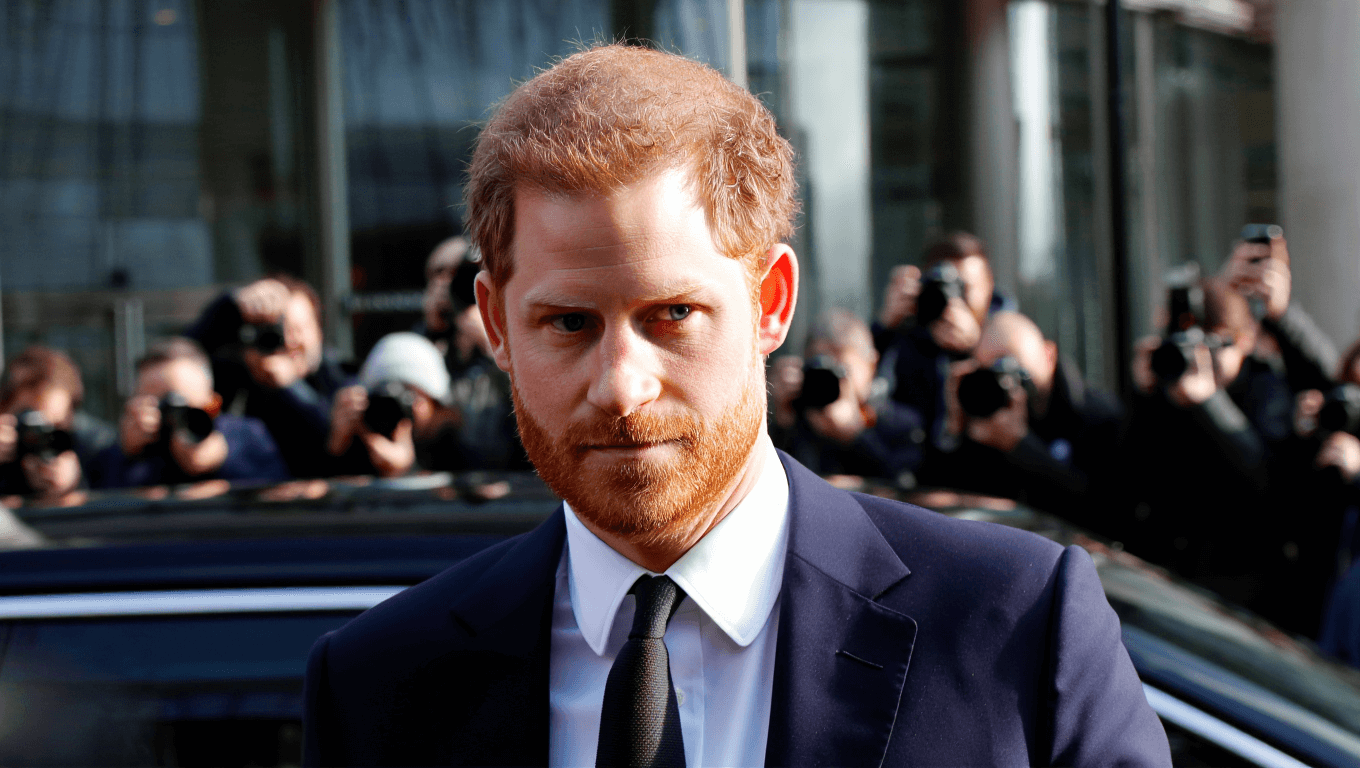 Il difficile ritorno di Harry a Londra: emozioni forti in tribunale e lo scontro con i tabloid