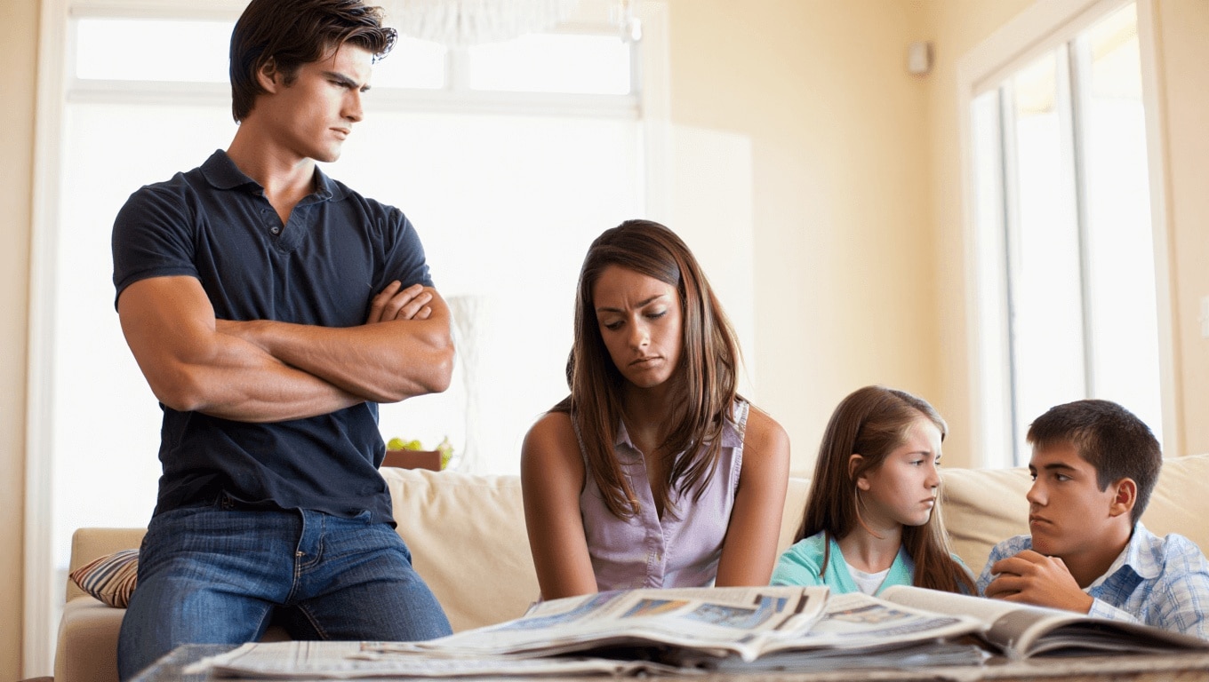 Società         
      Una ricerca ha dimostrato che i maschi della Gen Z credono che le mogli debbano obbedire ai mariti molto di più dei maschi Boomer      
        E si tratta di una delle più grandi ricerche di questo tipo mai fatte: sono state intervistate 23 mila persone in 29 Paesi in tutto il mondo.