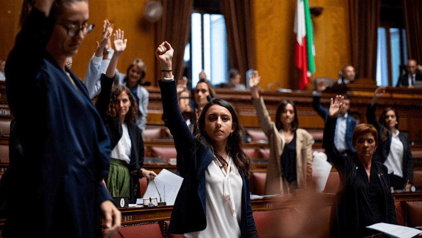 Società         
      C’è una proposta di legge per inserire la gentilezza tra i parametri con cui l’Istat misura la qualità della vita      
        Proposta che è arrivata in Parlamento e che sostiene che una società più gentile sia non solo moralmente migliore ma anche più ricca economicamente.