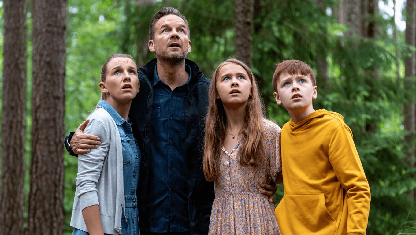 Società         
      Al caso della “famiglia nel bosco” adesso si è aggiunto anche un film prima svelato e poi smentito nel giro di 24 ore      
        I giornali hanno riportato di un accordo quasi fatto con Netflix. Accordo che è stato poi smentito dall'avvocata della famiglia e dalla stessa Netflix.