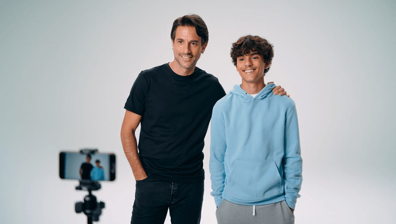 Carlo Conti su TikTok, il video dietro le quinte con il figlio sorprende i fan: “Purtroppo non è AI”