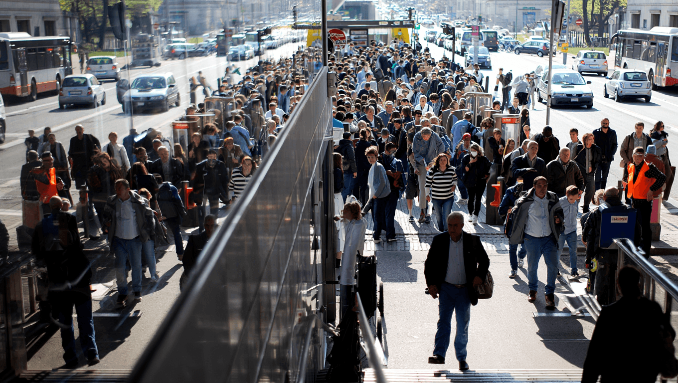 Società         
      Secondo uno studio, nelle città europee sta diventando quasi impossibile spostarsi senza la macchina      
        Milano è una delle poche in cui si riesce a muoversi almeno un po' con i mezzi pubblici. A Roma, invece, la situazione è disastrosa.