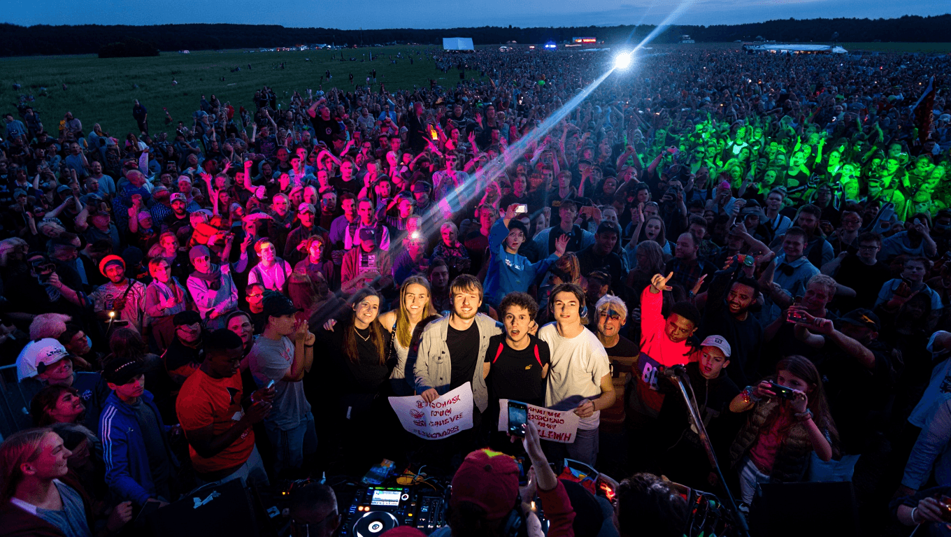 Società         
      Per protestare contro una legge antirave, in Francia 40 mila persone sono andate a un rave in un campo minato vicino a una base militare abbandonata      
        Il free party si è tenuto l'1 maggio nei pressi di Bourges, città natale del Ministro dell'Interno francese, Laurent Nuñez. Se avete visto Sirat, sarete felici di sapere che tutti i raver sono tornati a casa sani e salvi.