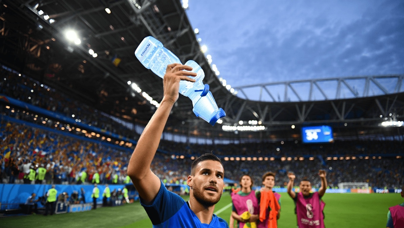 Società         
      La FIFA aveva imposto il divieto di portarsi la propria bottiglietta d’acqua alle partite del Mondiale ma dopo le proteste dei tifosi e l’intervento di Mamdani è stata costretta a ripensarci      
        Il sindaco di New York si è schierato con i tifosi dicendo che «nessuno dovrebbe rischiare la disidratazione perché i prezzi sono troppo alti».