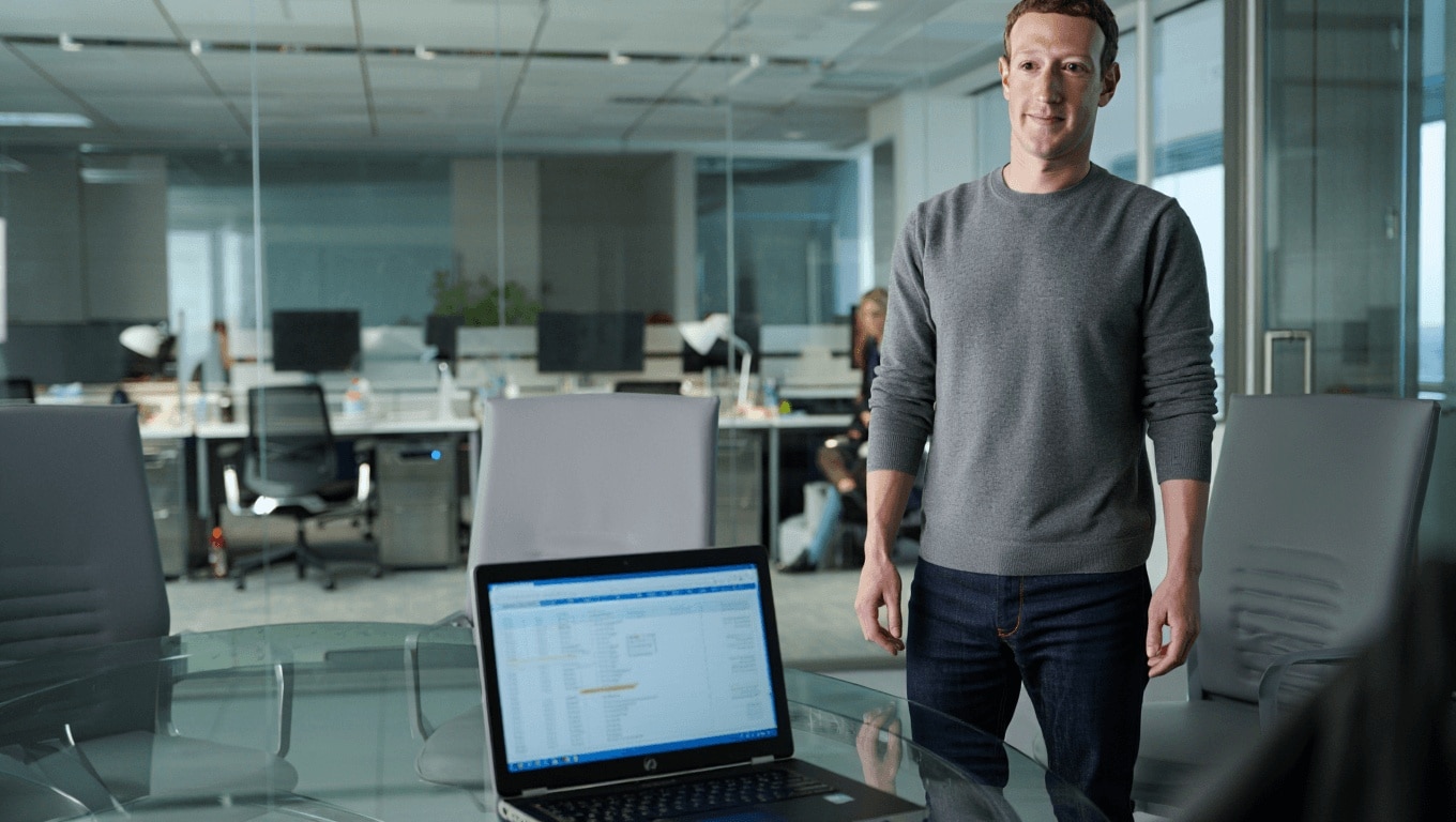 Società         
      Dopo averne licenziati quasi 10 mila, Zuckerberg ha ordinato ai dipendenti di Meta sopravvissuti ai tagli di «ricominciare a divertirsi»      
        Viene da chiedersi: se un dipendente si rifiuta e si presenta a lavoro di cattivo umore, viene licenziato pure lui?