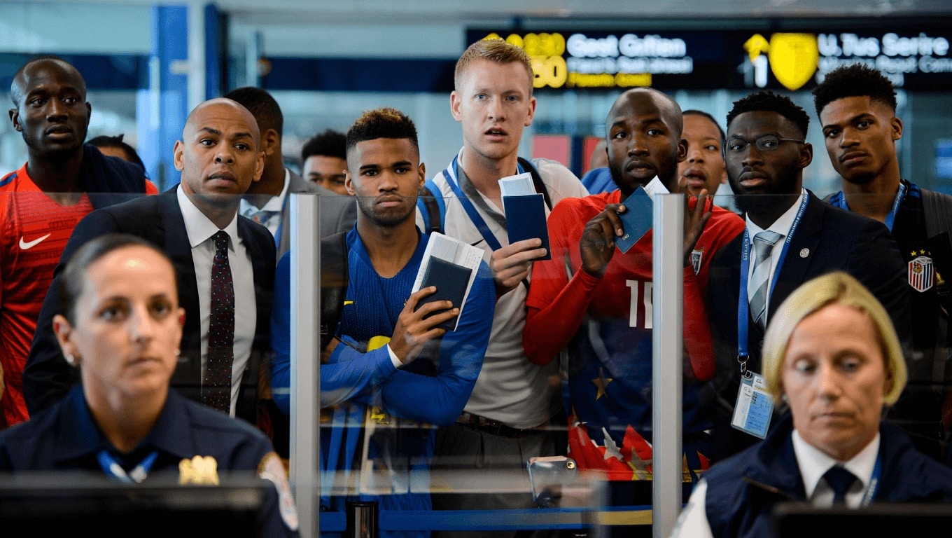 Società         
      I Mondiali negli Stati Uniti stanno avendo un grosso problema con i permessi di soggiorno e i controlli agli aeroporti      
        Visti negati a calciatori e arbitri, controlli severissimi, tifosi che scoprono all'improvviso di non poter più entrare negli Usa. Senza che ci sia una spiegazione ufficiale.