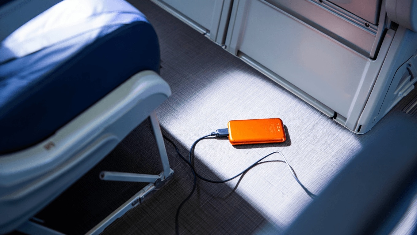 Società         
      Molte persone stanno scoprendo che portare una powerbank in aereo è una faccenda più complicata e pericolosa di quanto ci si immagina      
        Quello che è successo al volo EasyJet costretto a un atterraggio d'emergenza a Fiumicino ha fatto scoprire a molti le severissime regole sulle powerbank in aereo.