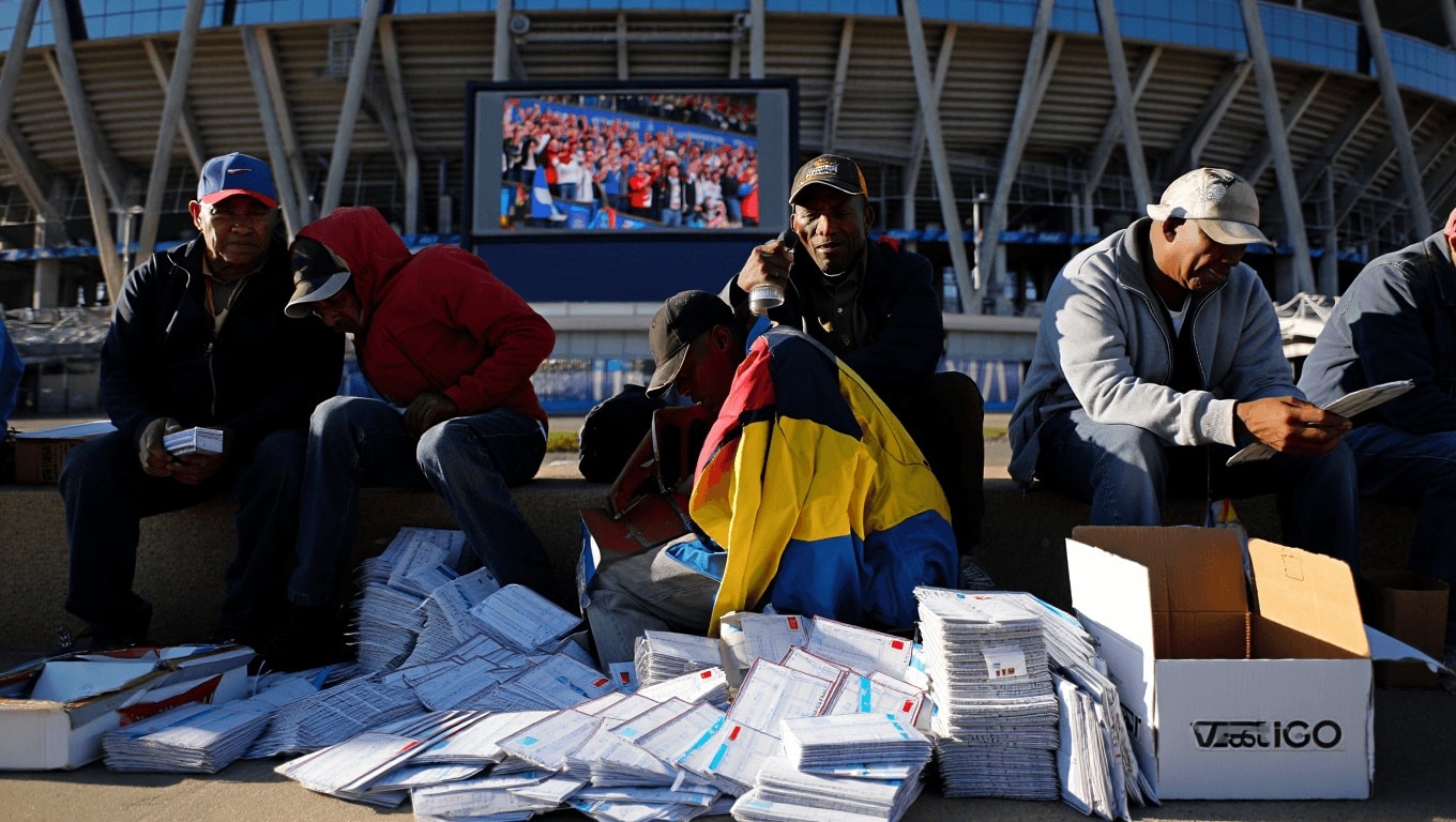 Società         
      I biglietti dei Mondiali costano così tanto che ce ne sono ancora 180 mila invenduti      
        Persino i bagarini che li hanno comprati con largo anticipo sono in difficoltà e puri di liberarsene sono disposti ad andare in perdita.