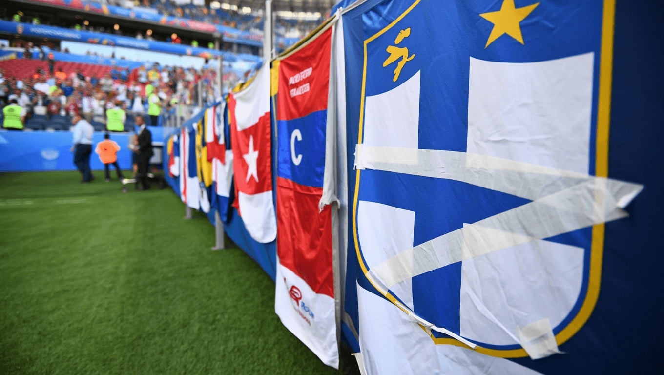 Società         
      La FIFA vuole coprire tutti i loghi dei brand con cui non ha accordi commerciali negli stadi del Mondiale, ma di questi loghi ce ne sono troppi e non ci sta riuscendo      
        E dove ci è riuscita ha ottenuto un discreto effetto comico, come nel caso del telo bianco messo a coprire il logo Levi's al Levi’s Stadium di Santa Clara.