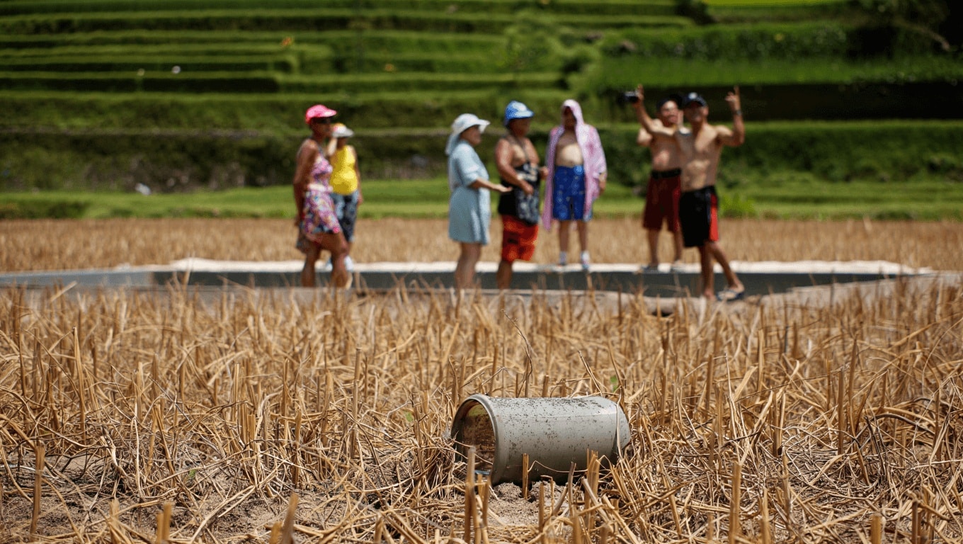 Società         
      A Bali i turisti consumano così tanta acqua che adesso il Paese deve affrontare una gravissima crisi idrica      
        Un turista consuma indirettamente e direttamente tra i 2 mila e i 4 mila litri di acqua al giorno, un balinese se la deve cavare con 50.