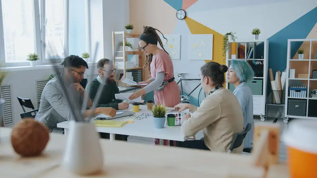 Team multidiverso che lavora insieme in un ambiente lavorativo inclusivo