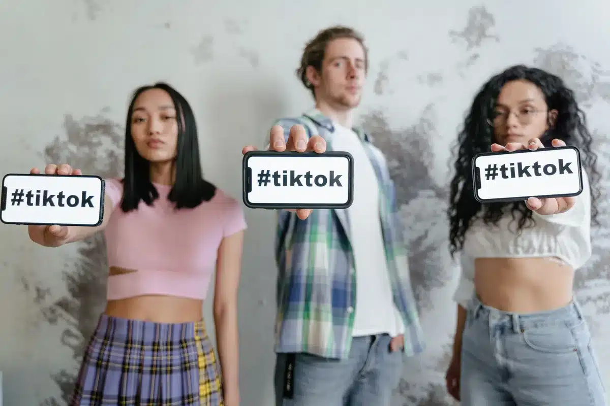 Uno smartphone che mostra un feed di social media con video e tendenze virali
