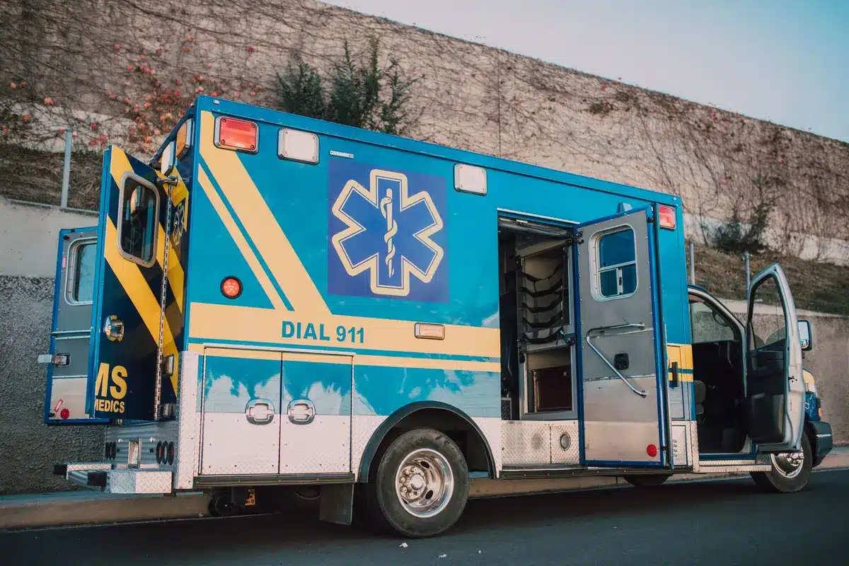 Ambulanza in emergenza medica con sirena e luci blu attive