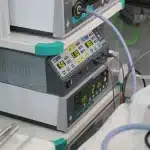 Paziente ricoverato in ospedale con monitoraggio medico e strumentazione sanitaria