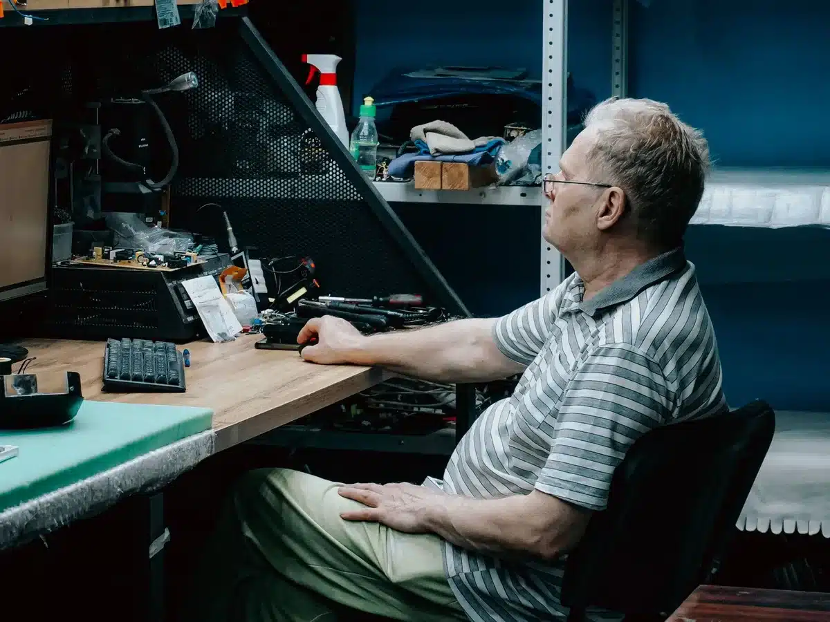 Persona che lavora al computer in ufficio durante una pausa dalle registrazioni televisive