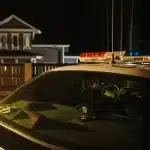 Tre figure incappucciate forzano l'ingresso di una villa di lusso mentre dentro si vedono sagome di bambini