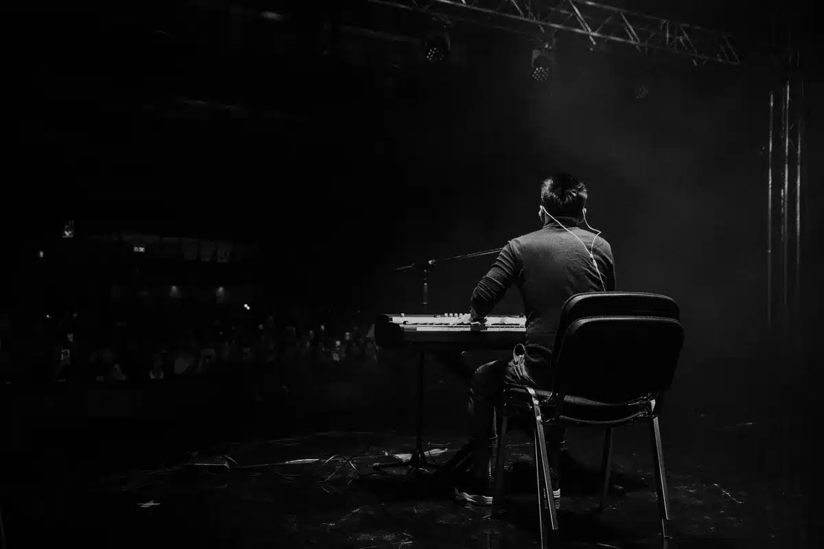 Studio televisivo di un talent show con luci e palco professionale