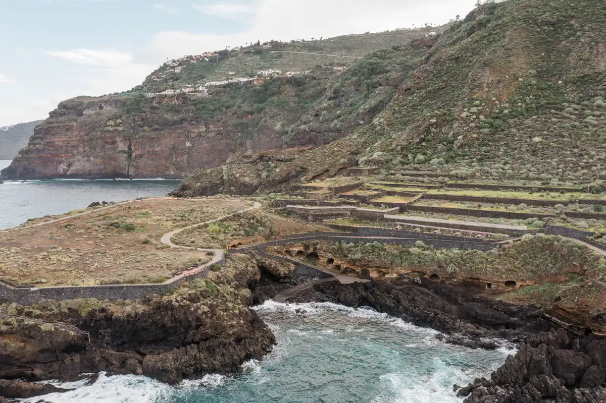 Paesaggio dell'isola di El Hierro con scogliere a picco sul mare e vegetazione lussureggiante