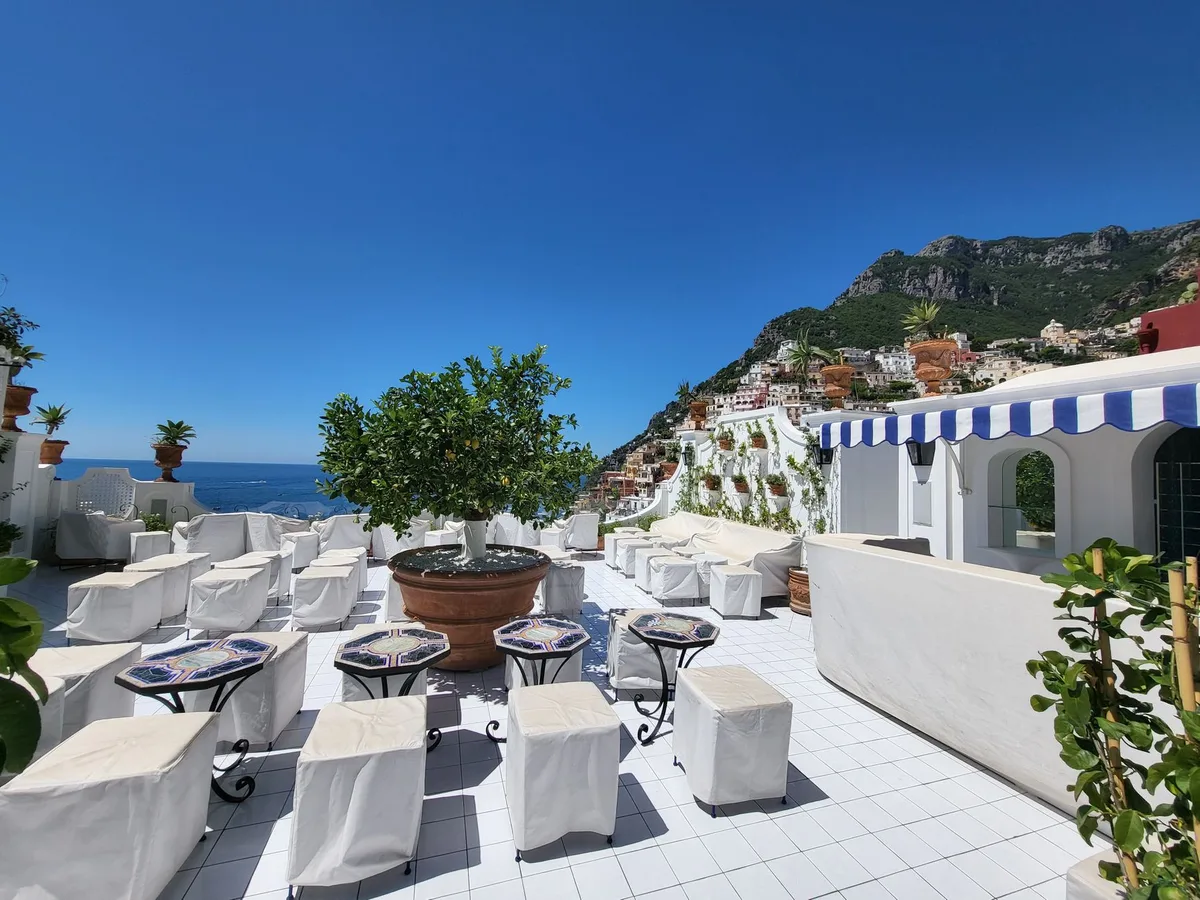 Spettacolare villa di lusso sulla Costiera Amalfitana con vista sul mare al tramonto, location ideale per matrimoni da s