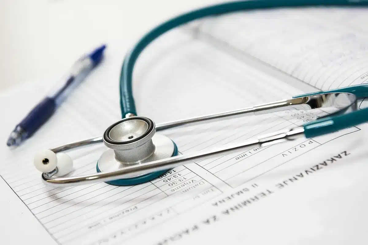 Raccolta di documenti sanitari e referti medici da allegare alla domanda