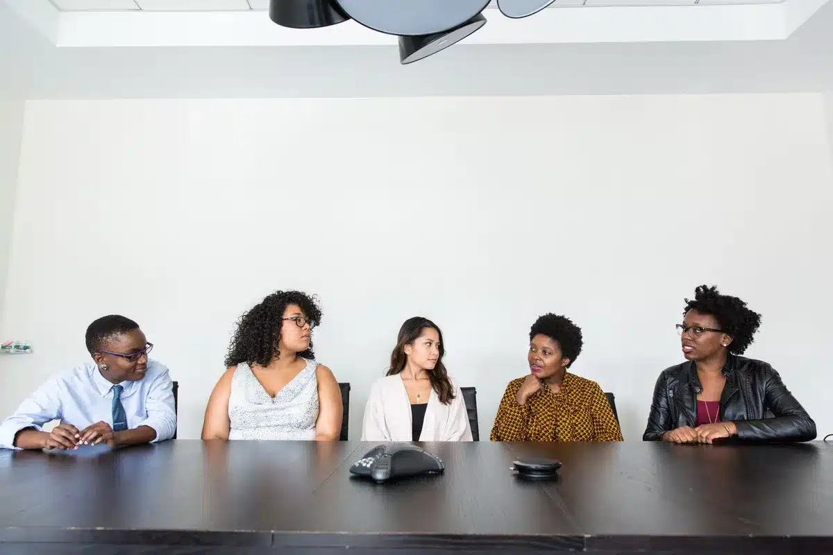 Professionisti di diverse nazionalità in un ambiente di lavoro collaborativo