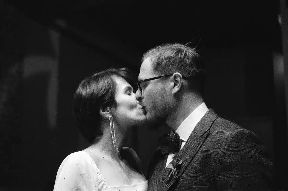 Coppia che si abbraccia durante un momento di intimità, simbolo dei 26 anni di matrimonio.