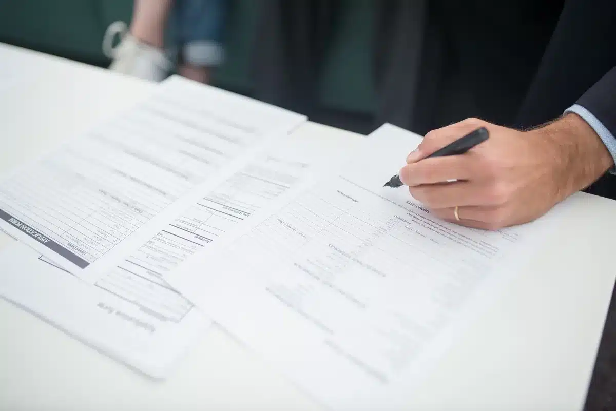 Datore di lavoro che esamina documenti e registri aziendali sulla scrivania