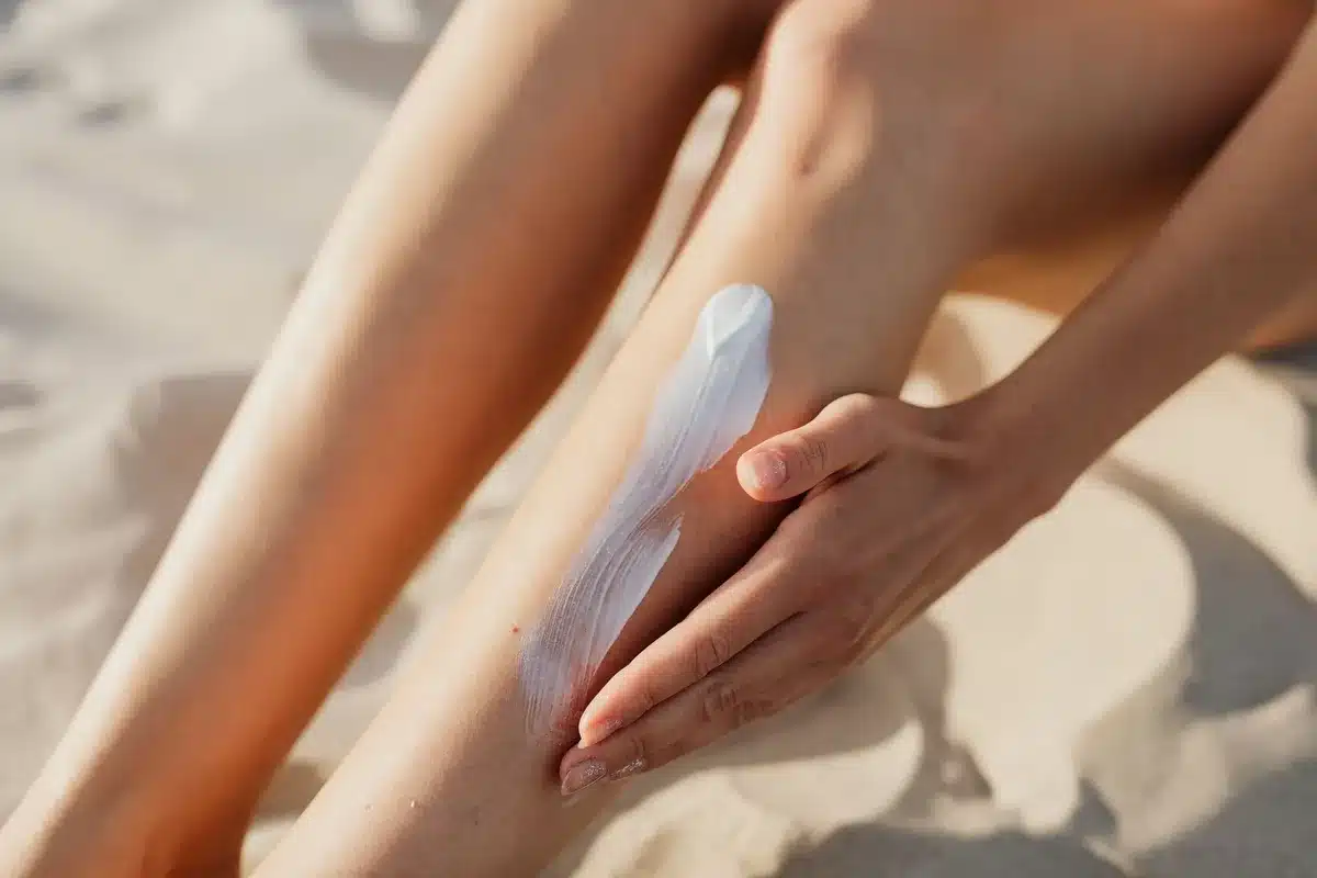 Applicazione di crema solare protettiva sul viso di una persona