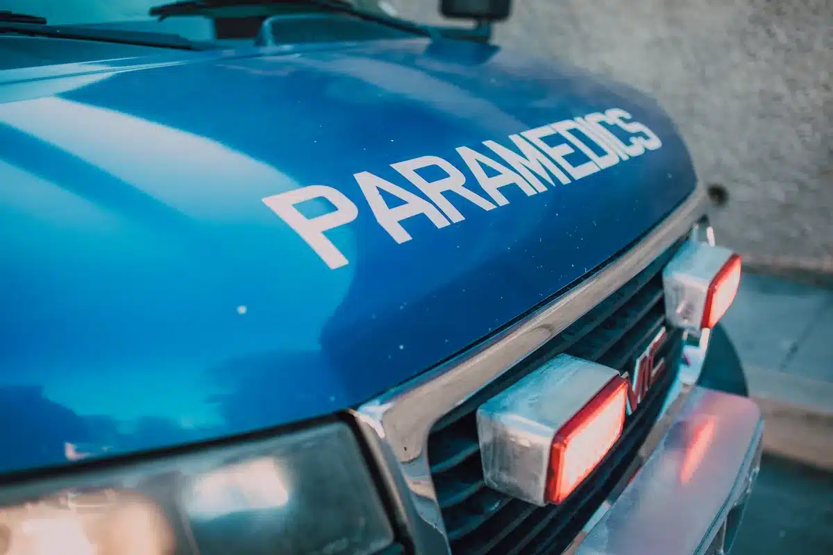 Soccorritori intervengono in caso di caduta su marciapiede in una strada costiera