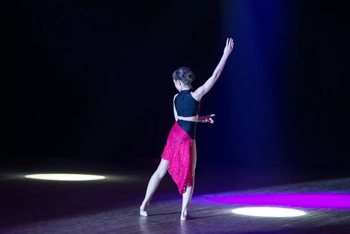 Ballerino in movimento sul palco durante una performance di danza