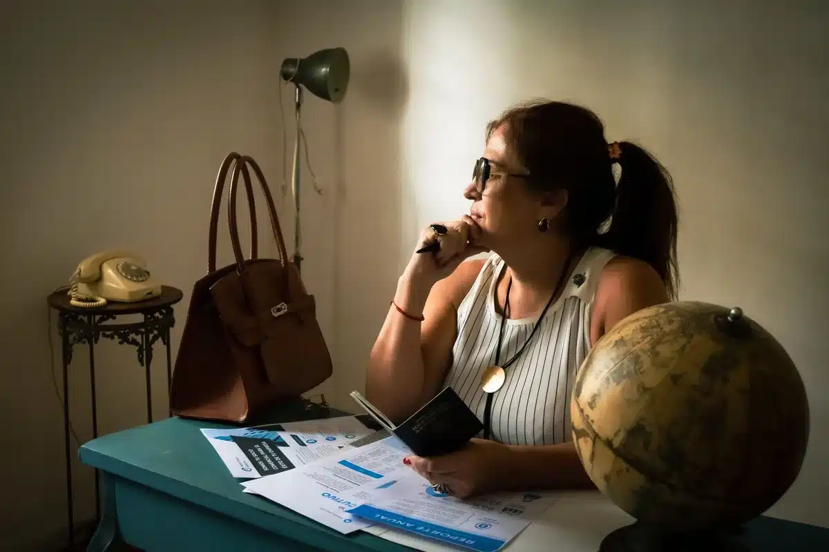Donna con documenti ufficiali di cittadinanza su una scrivania