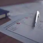 Documenti di pianificazione pensionistica con calendario e orologio su una scrivania
