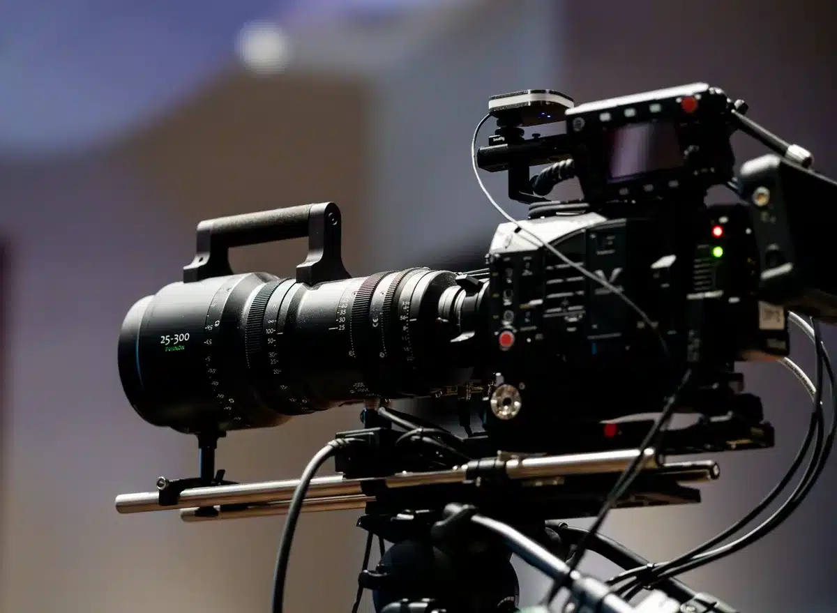 Studio televisivo vuoto con luci soffuse e sedie abbandonate, simbolo della chiusura di un programma storico.