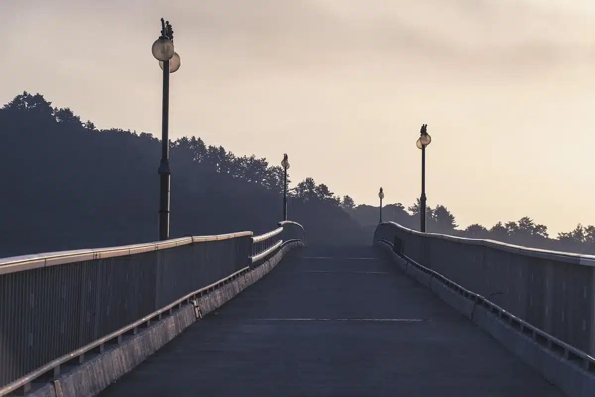 Strada allagata e ponte danneggiato in zona di montagna