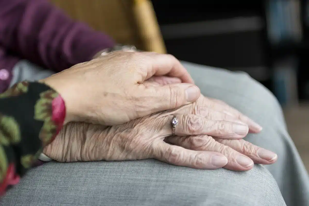 Famiglia che riceve supporto economico da fondo vittime infortuni