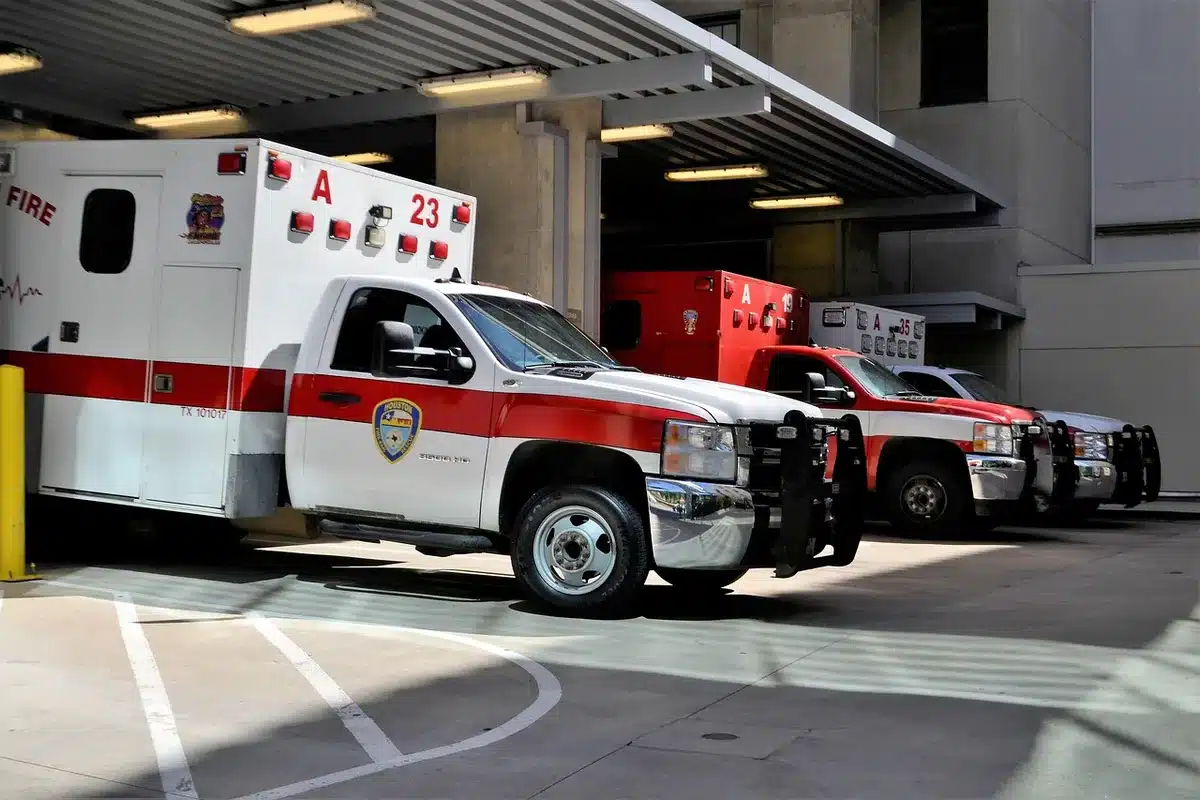 Soccorritori del 118 in intervento d'emergenza per assistenza medica