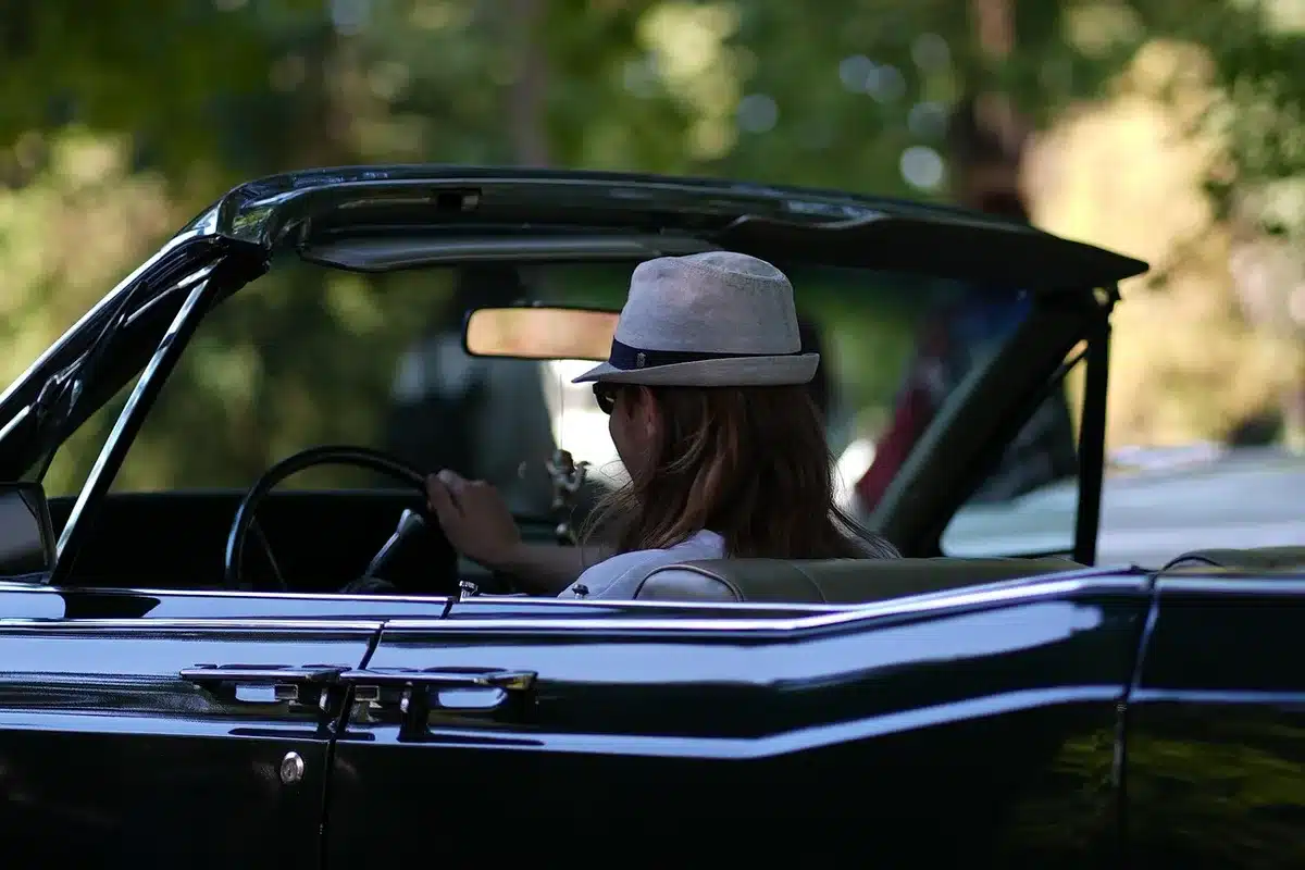 Dettaglio volante di una cabriolet d'epoca in viaggio