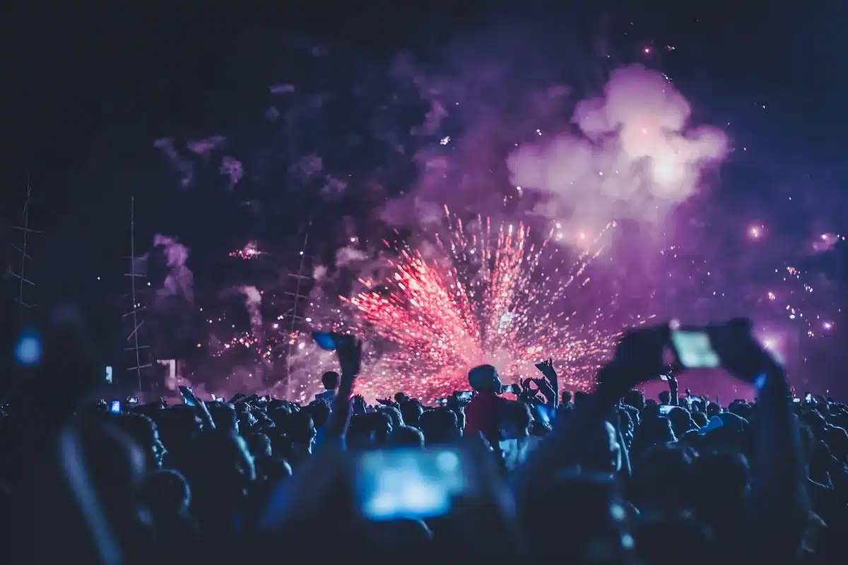 Folla di persone in un festival all'aperto immerso nella natura toscana