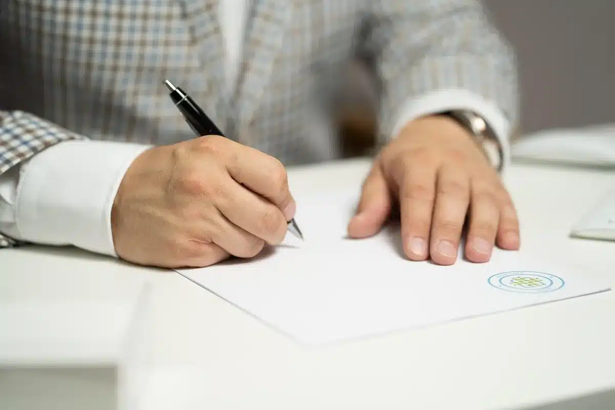 Documento di gara per appalti pubblici con penna e analisi dei dati su scrivania
