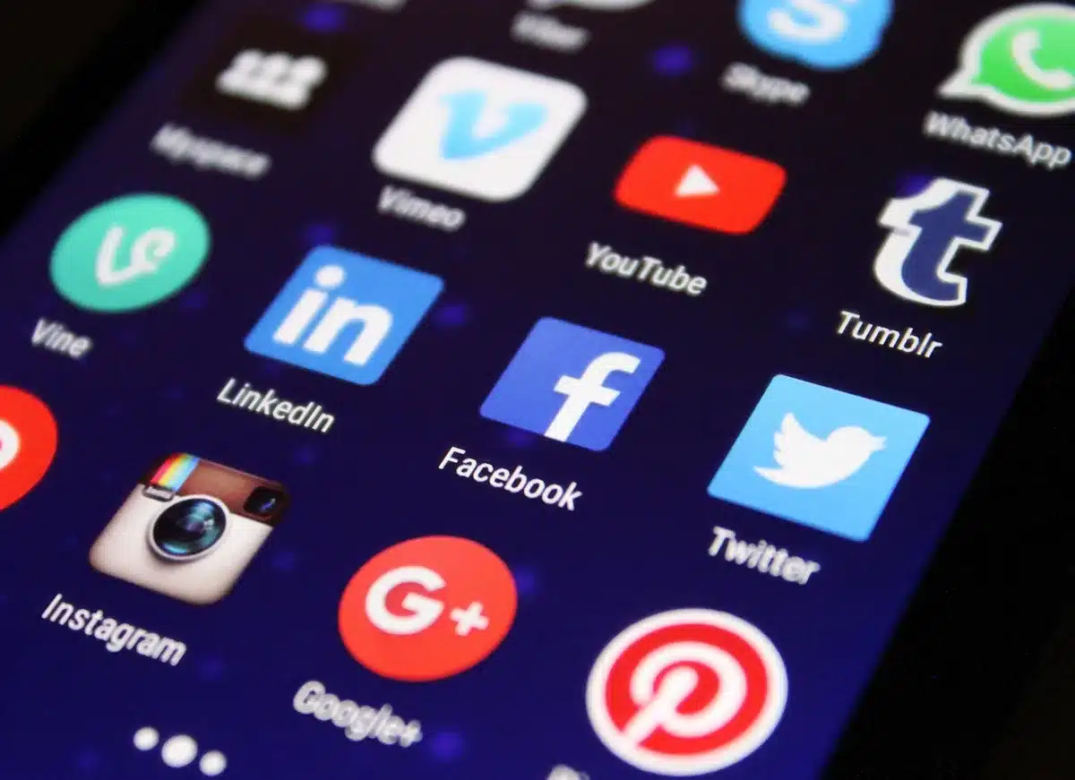 Persona che condivide contenuti su sostenibilità e consumi consapevoli tramite smartphone
