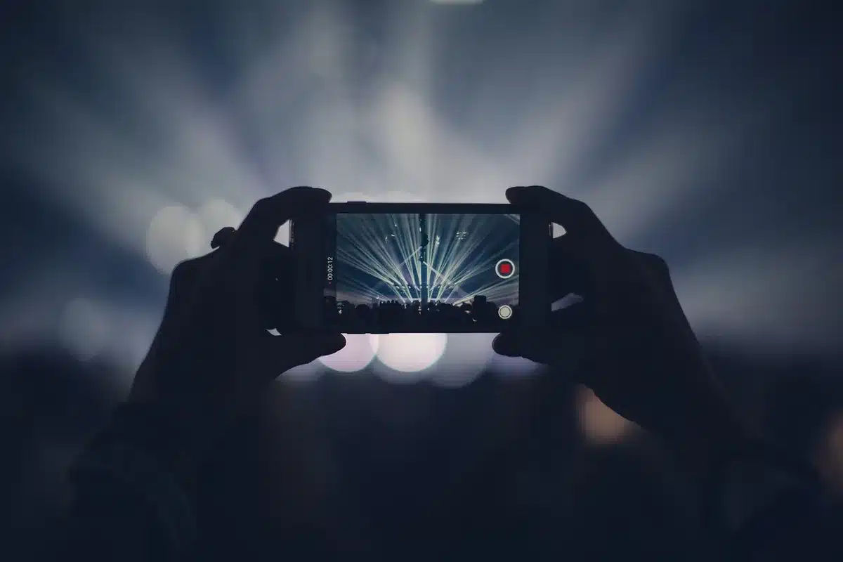 Persona che registra un video con espressione sincera e riflessiva