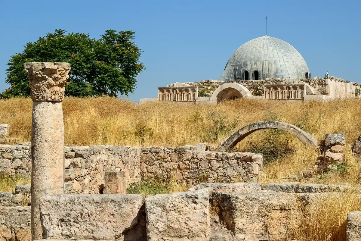 Lastra di marmo antico inserita nel banco di tufo in un sito archeologico