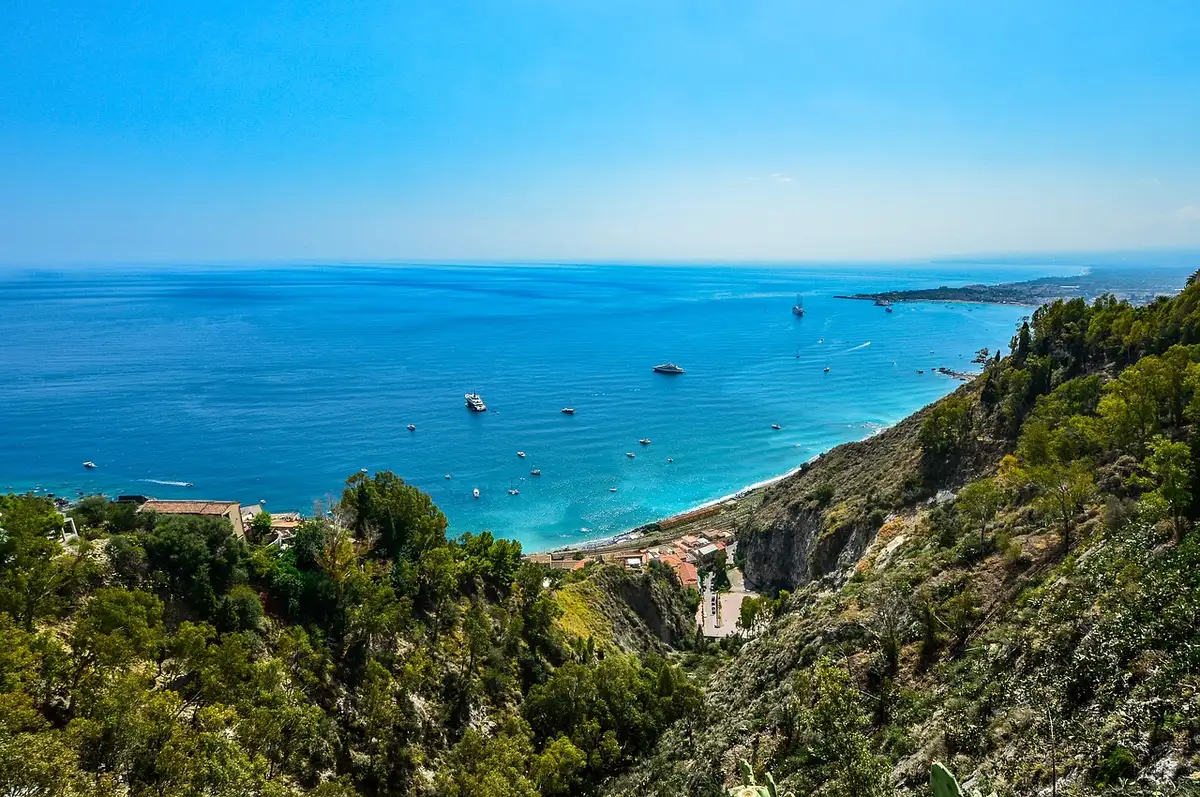 Veduta panoramica della costa di Taormina con il mare cristallino e le scogliere siciliane