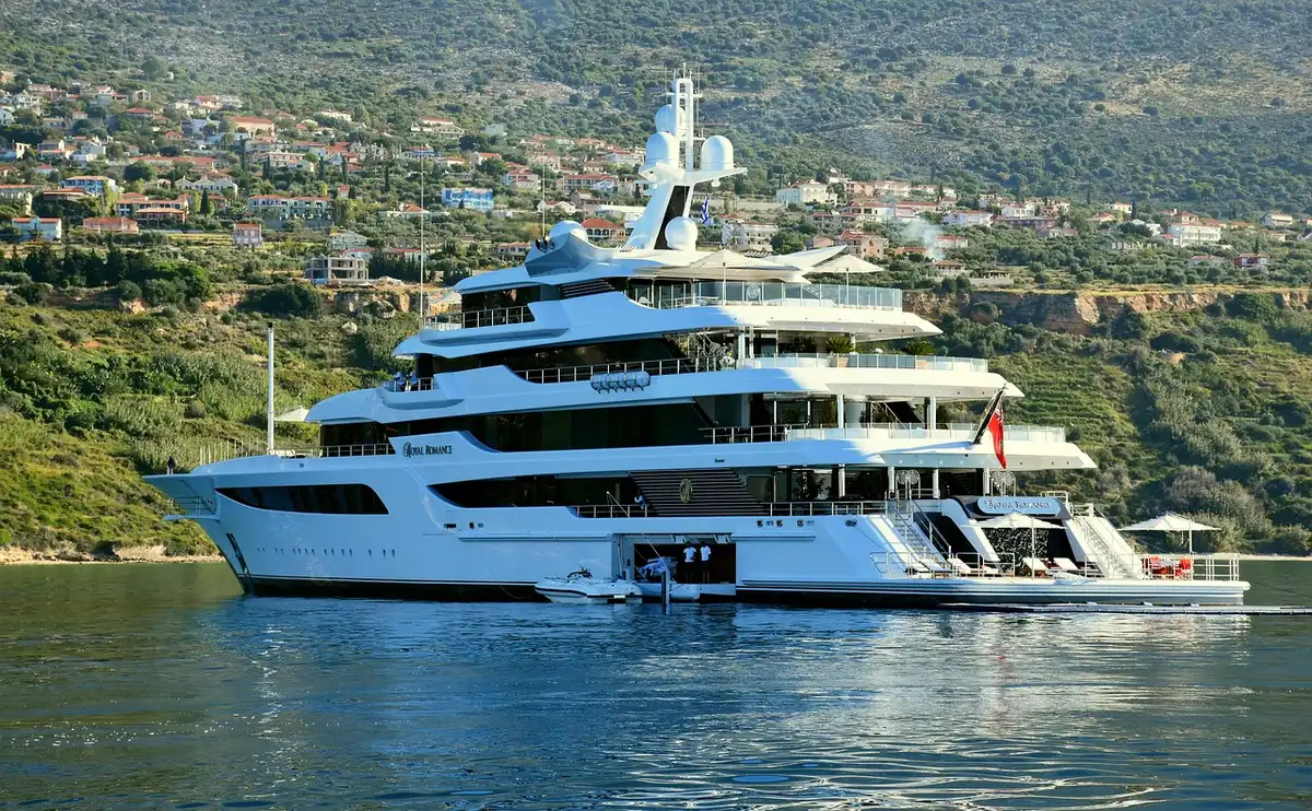 Lussuoso yacht nel Mar Mediterraneo con vista sulle coste siciliane al tramonto