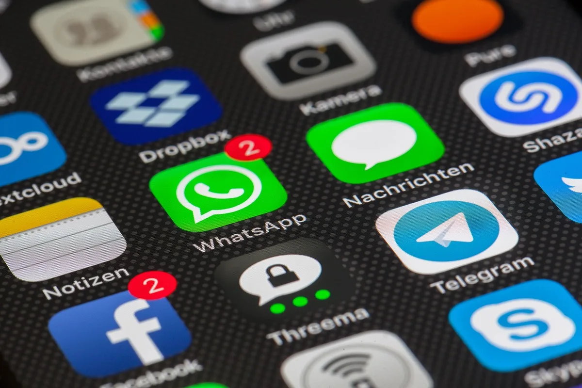 Persone che condividono contenuti sui social media con entusiasmo e divertimento