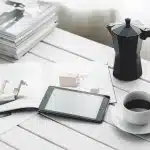 Documenti pensionistici e calendario su una scrivania, simbolo della pianificazione del pensionamento anticipato