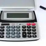 Estratto conto pensionistico con calcolatrice e frecce in aumento, simbolo di rivalutazione