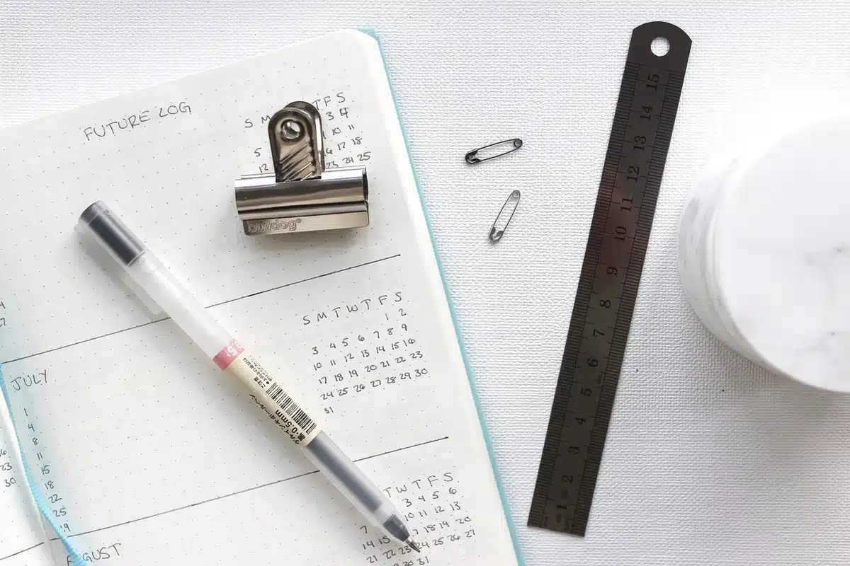 Documenti pensionistici e tabelle su una scrivania con calendario che mostra l'anno 2027